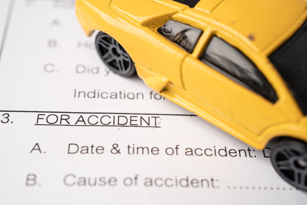 North Chicago car accident lawyer consulting with a client.